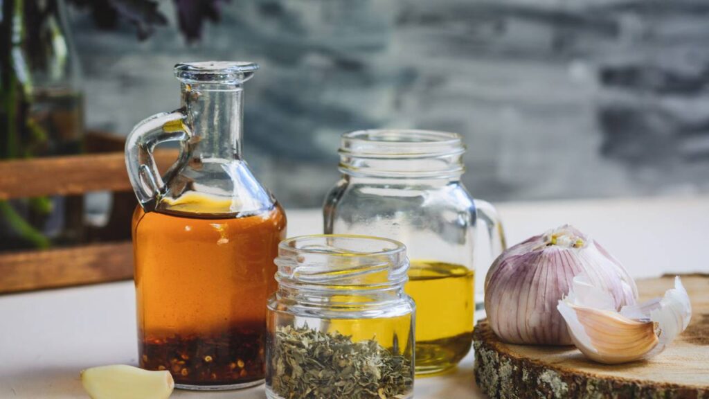 O alho dura muito mais quando é armazenado desse jeito