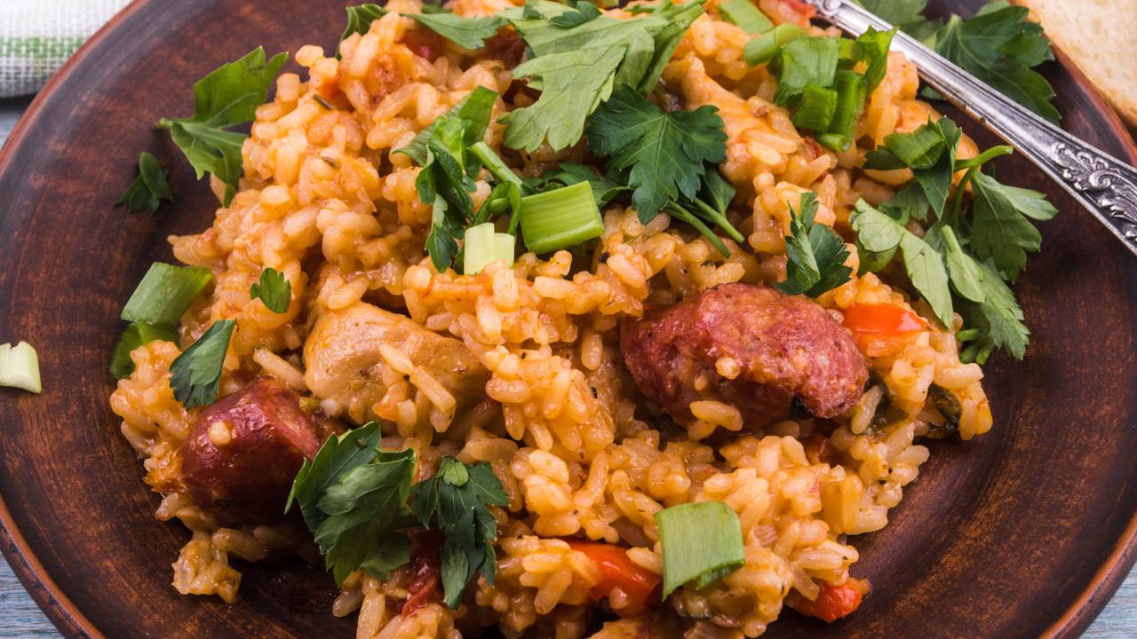 Receita prática de arroz com linguiça feita em uma panela só ideal para quem quer almoço rápido