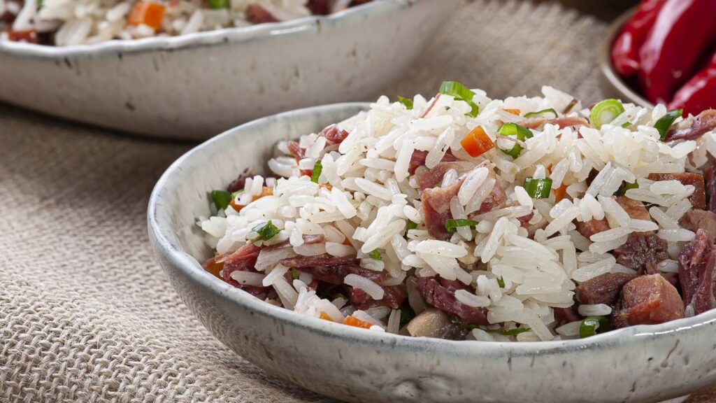 Receita prática de arroz com linguiça feita em uma panela só ideal para quem quer almoço rápido