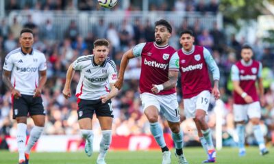 Lucas Paquetá, camisa 10 do West Ham, disputa a bola aérea com jogadores do Fulham.