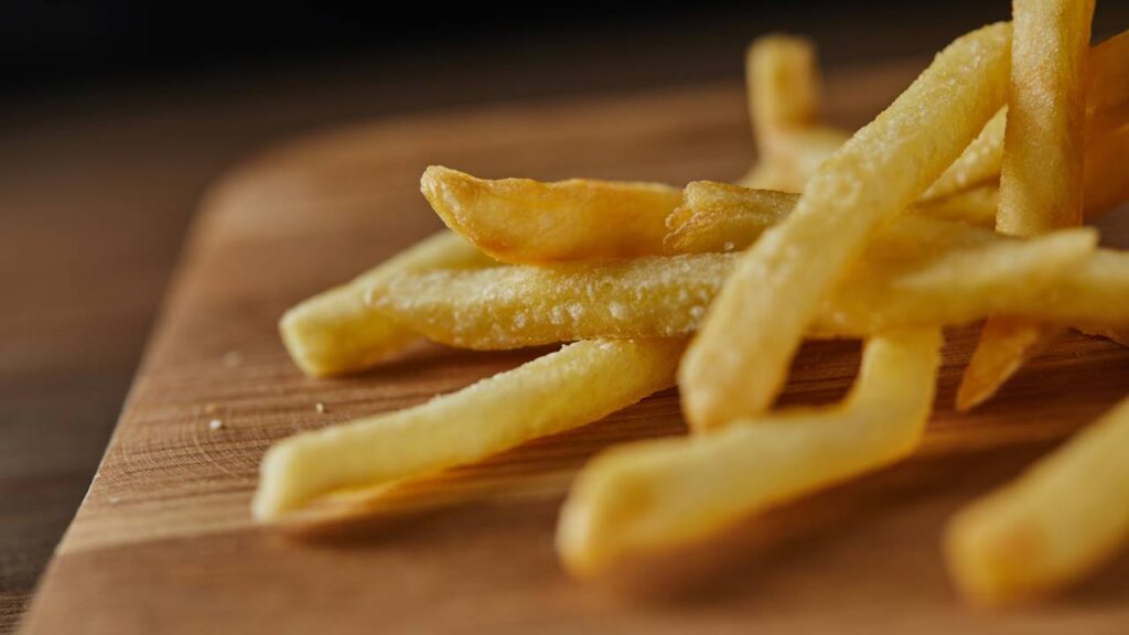 O truque barato que deixa a batata crocante por fora e macia por dentro