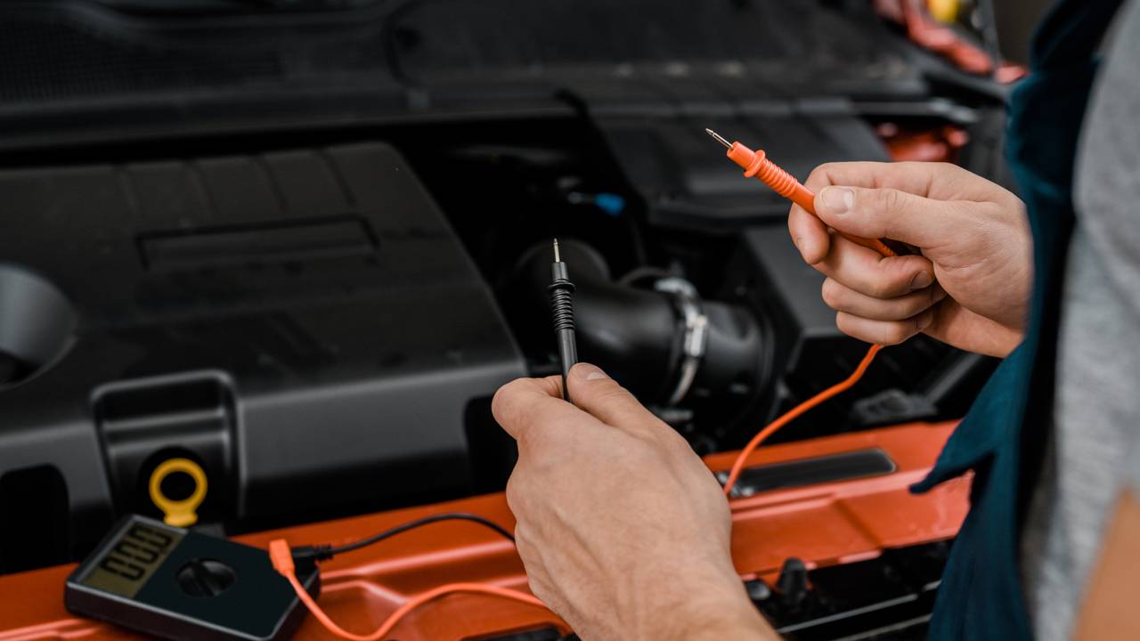 Aprenda a identificar se a bateria do seu carro ainda segura carga ou se já está no fim (Créditos: depositphotos.com / IgorVetushko)