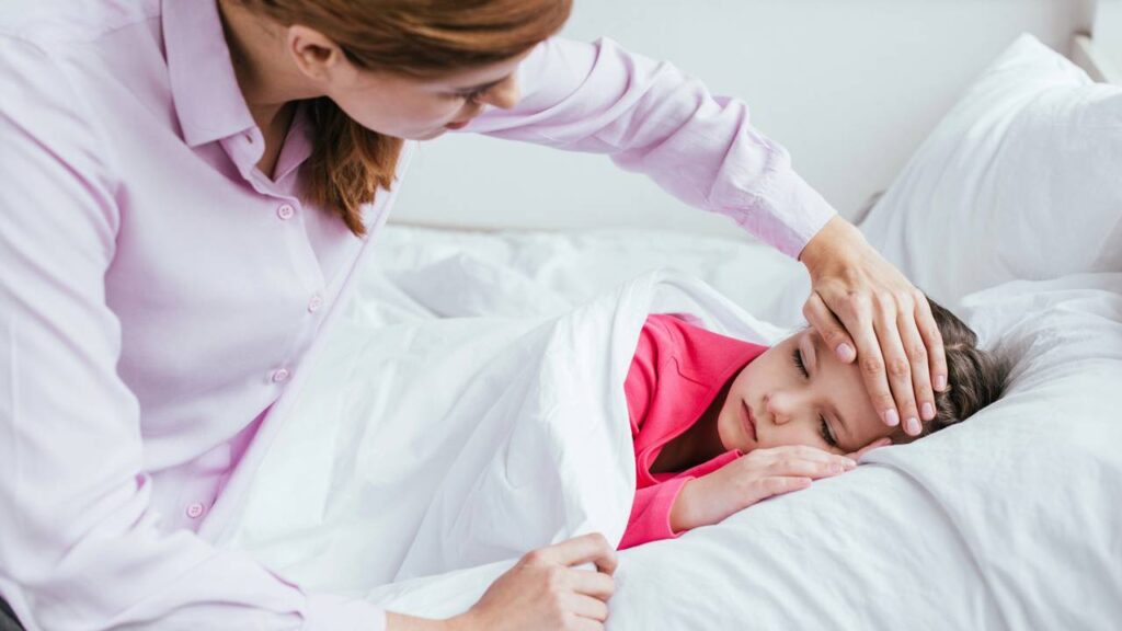 Bebê com a cabeça quente preocupa? Entenda quando é normal e quando observar melhor