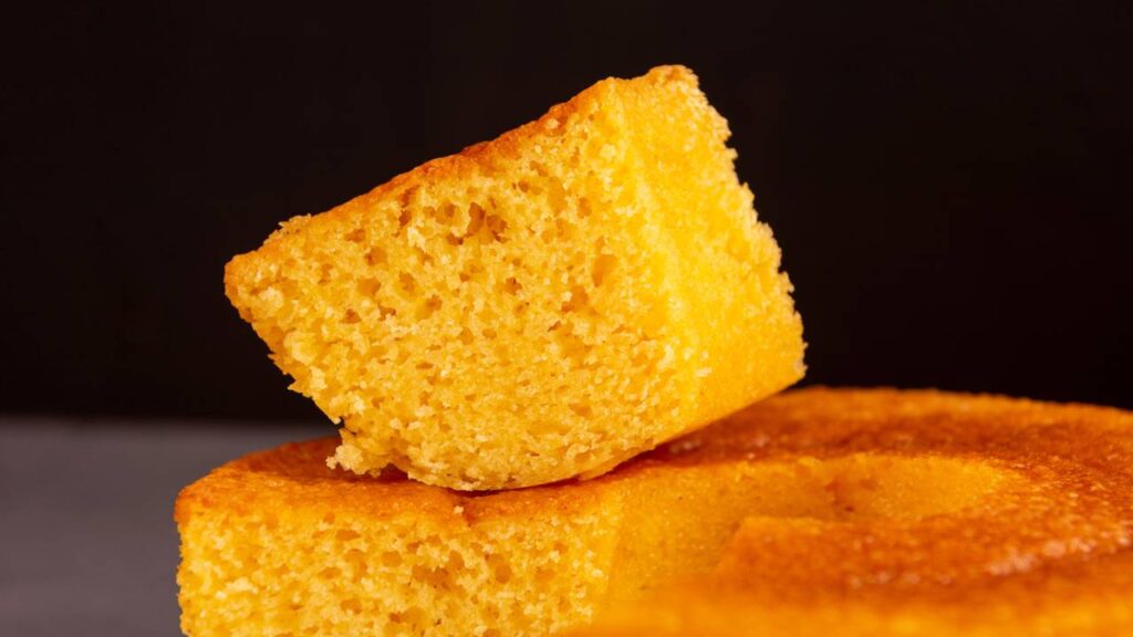 Bolo cinco xícaras preparado no liquidificador dispensa leite e cresce bem