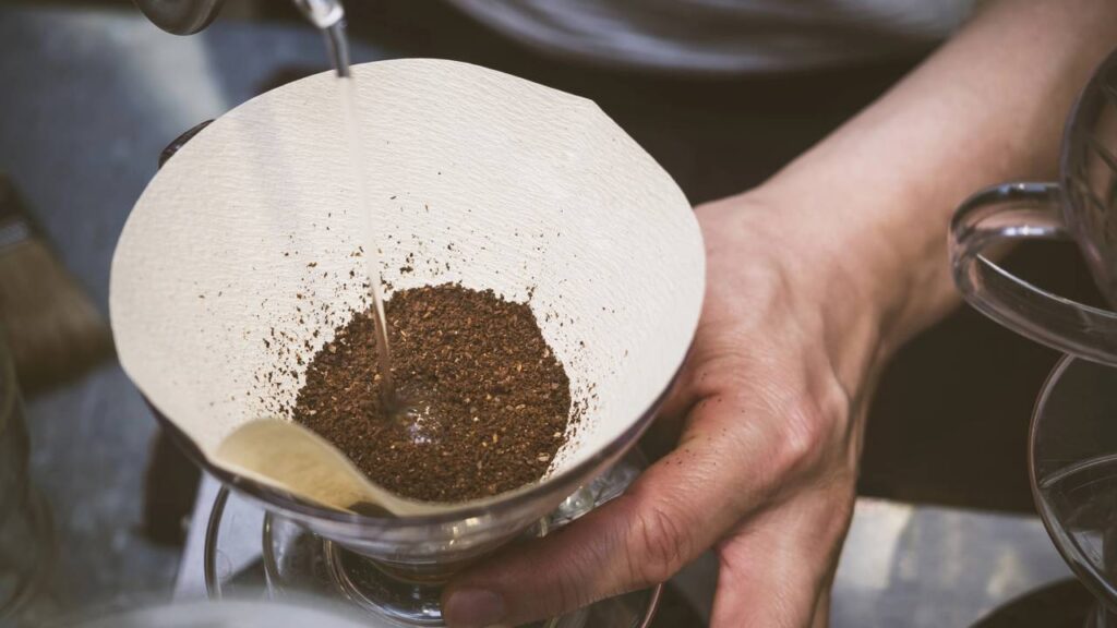 Esse detalhe explica por que o café coado tem gosto mais intenso