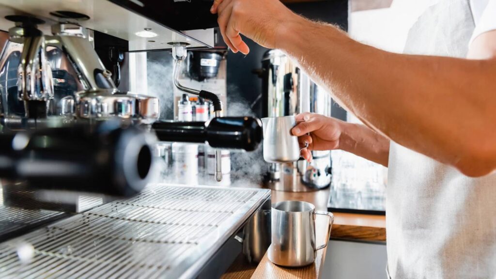 Quanto custa o cafezinho diário no fim do ano e o detalhe que faz esse hábito pesar muito mais do que parece