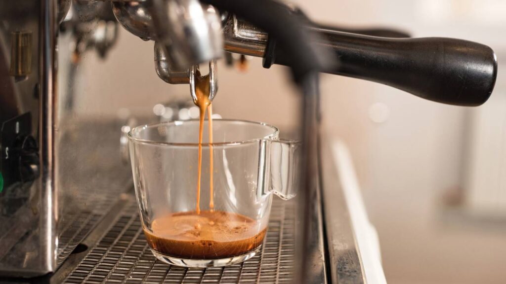 Quanto custa o cafezinho diário no fim do ano e o detalhe que faz esse hábito pesar muito mais do que parece