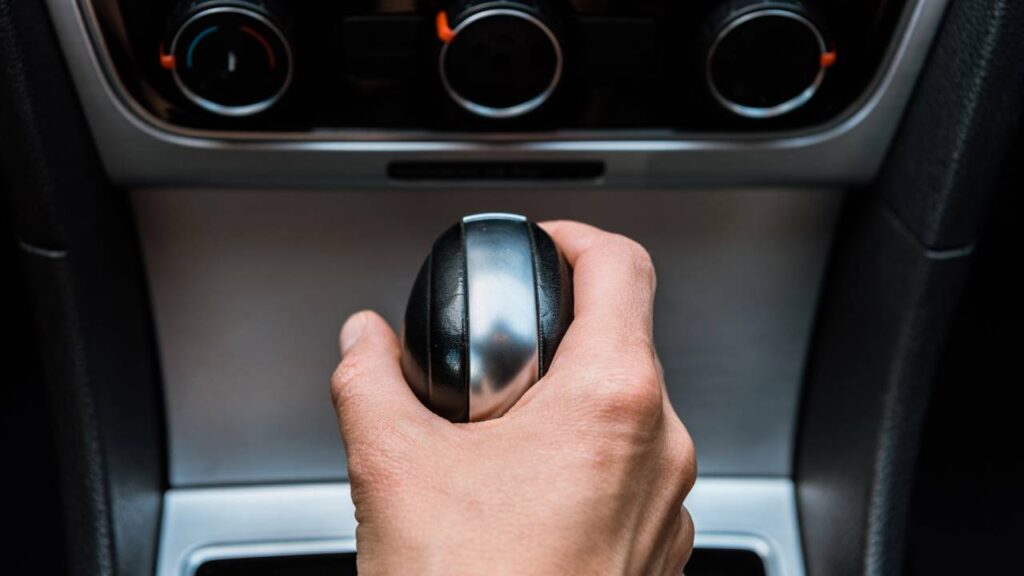 A forma como você troca marchas impacta diretamente no consumo de combustível do seu carro