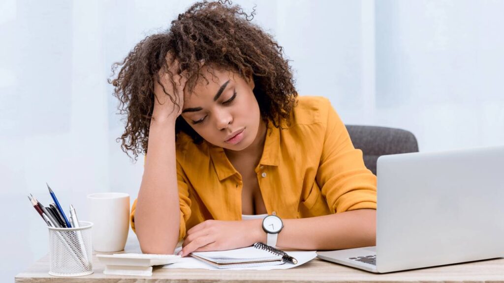 Por que nos sentimos mais sensíveis quando estamos cansados, segundo a psicologia