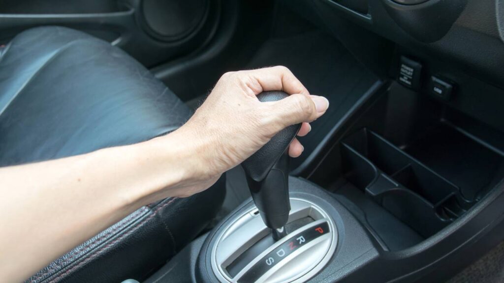 Coisas que você nunca deve fazer em um carro automático para evitar danos e gastos desnecessários