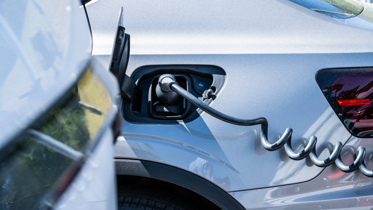 Carros elétricos têm menos manutenção e mudam rotina de revisões no Brasil