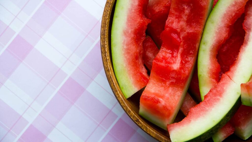 Sobrou melancia? Isso pode virar um adubo que hidrata e fortalece o solo