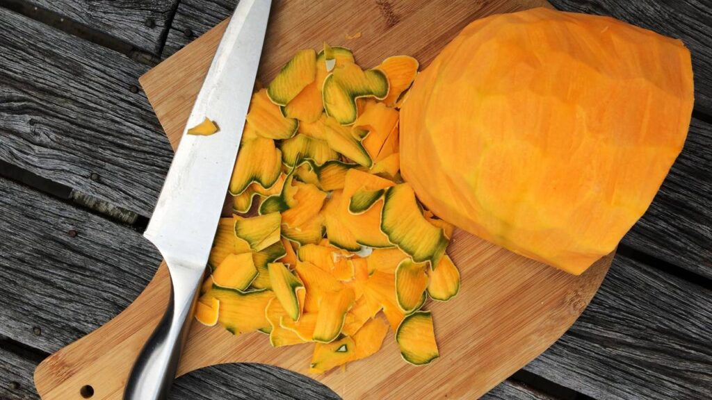 Esse adubo com casca de abóbora fortalece flores e hortaliças e melhora o solo