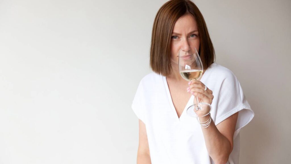 Cheirar copo, prato ou talher antes de usar parece estranho, mas a psicologia explica bem esse impulso