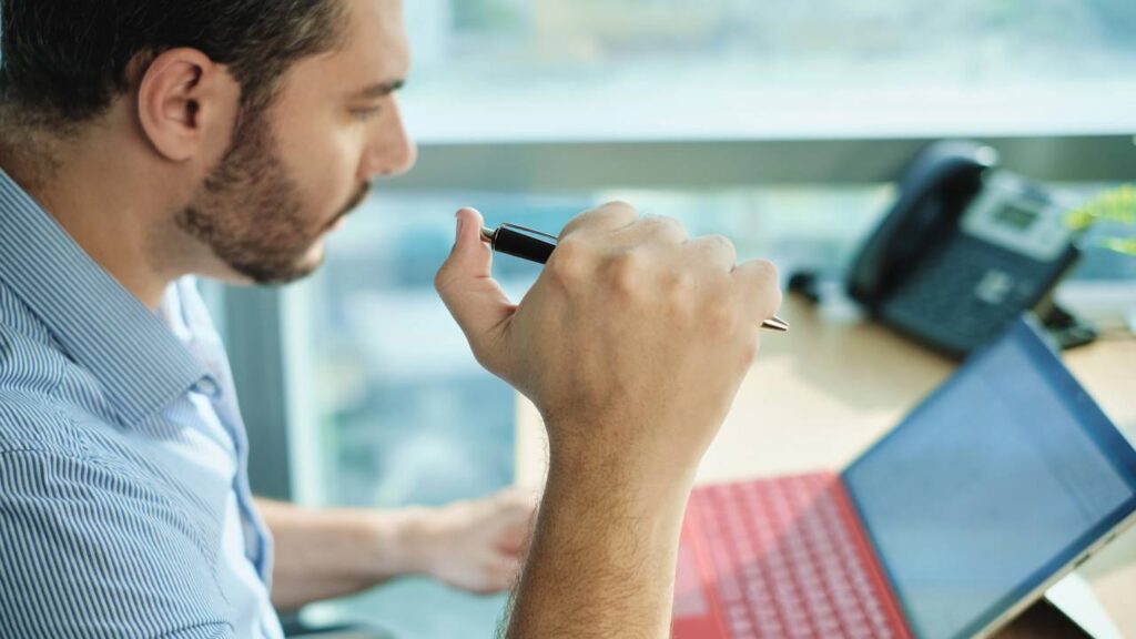 O que significa apertar objetos enquanto pensa, segundo a psicologia