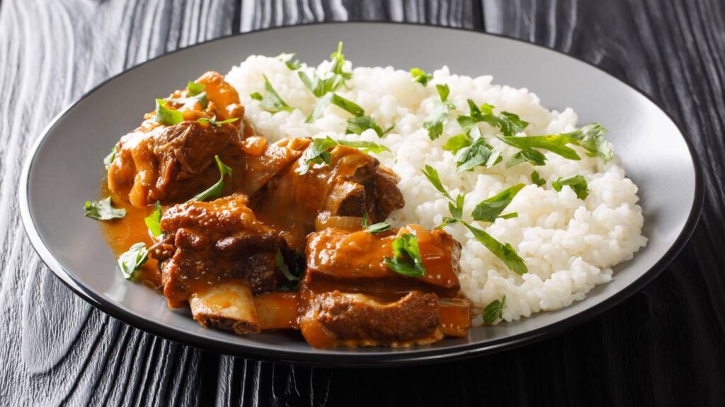 Aprenda a fazer um delicioso arroz com costela na panela de pressão que fica pronto rapidinho