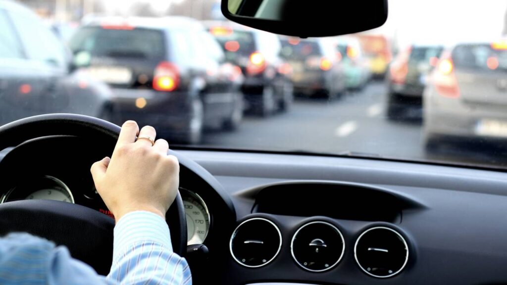 Comportamentos rotineiros no trânsito explicam parte dos acidentes e infrações registrados diariamente