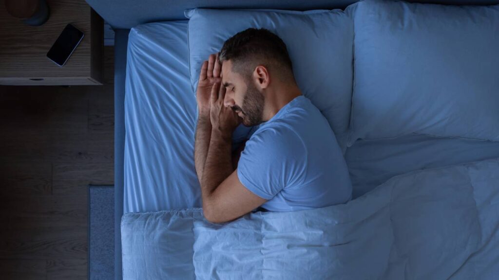 Como dormir melhor em dias estressantes com ajustes noturnos simples que ajudam o cérebro a desacelerar