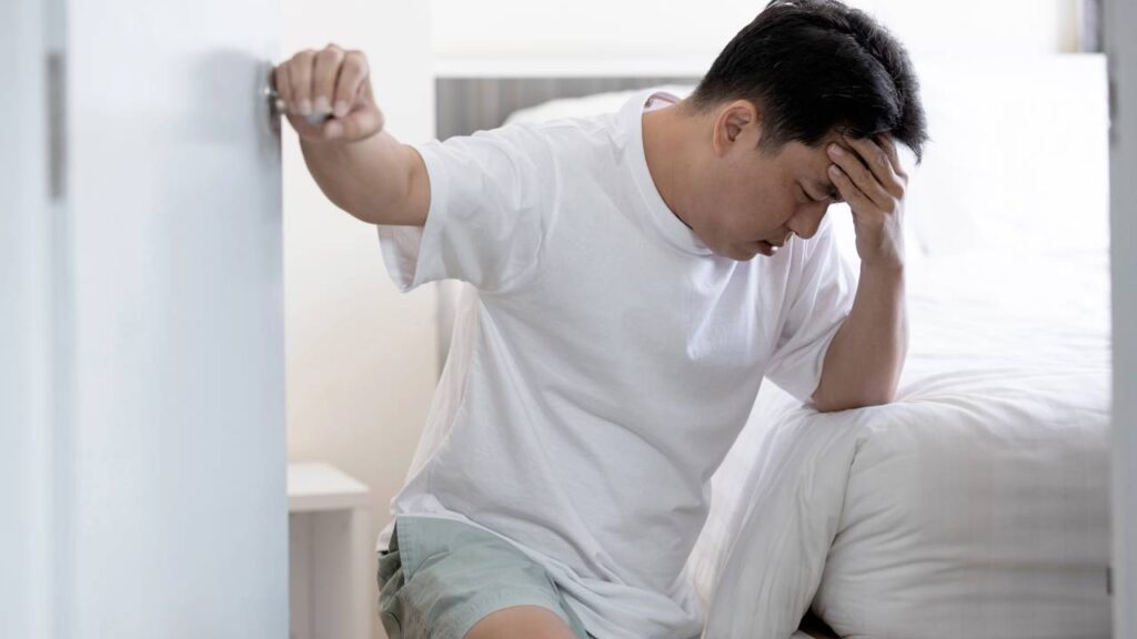 Enjoo com tontura pode preocupar? Entenda o que significa e o que pode estar por trás