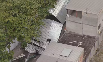 Galpão do tráfico é demolido após operação com confronto em Senador Camará