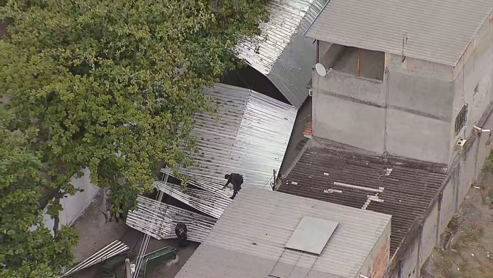 Galpão do tráfico é demolido após operação com confronto em Senador Camará