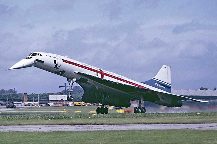 O Concorde voava tão rápido que 100 americanos ricos, com vontade de festejar, reservaram um voo inteiro e correram para Mach 2 só para poderem escapar do pôr do sol, estourar champanhe e comemorar o Ano Novo três vezes, cruzando Paris, o Atlântico e a costa oeste.