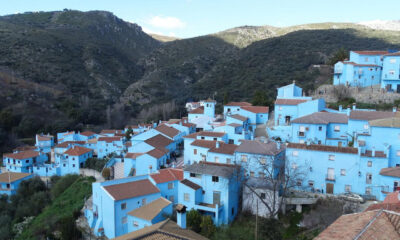 Vila dos Smurfs: descubra a incrível cidade azul na Espanha