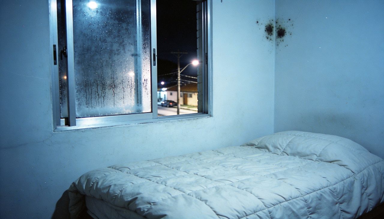 O erro que muita gente comete no inverno e transforma o quarto em criadouro de mofo, ácaro e cheiro de umidade