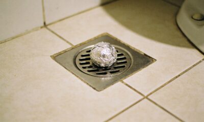 Colocar papel alumínio no ralo do banheiro: para que serve e por que recomendam