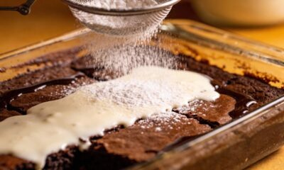 Aprenda a fazer uma sobremesa quente de chocolate com cobertura cremosa
