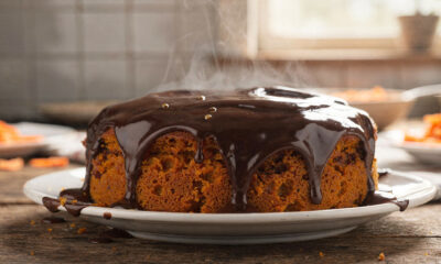 Essa receita de bolo de cenoura com cobertura de chocolate é perfeita para seu café da tarde