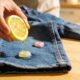 Descubra como o suco de limão solta chiclete da roupa sem danificar o tecido (e sem precisar de produto químico)