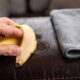 Passar casca de banana no sofá: para que serve e por que é recomendado
