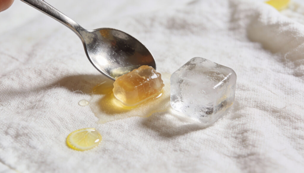 Descubra como o suco de limão solta chiclete da roupa sem danificar o tecido (e sem precisar de produto químico)