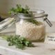 Colocar arroz com alecrim em um frasco de vidro dentro de casa: para que serve e por que recomendam