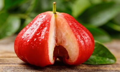 Essa fruta brasileira ajuda a manter a pele jovem e cheia de viço