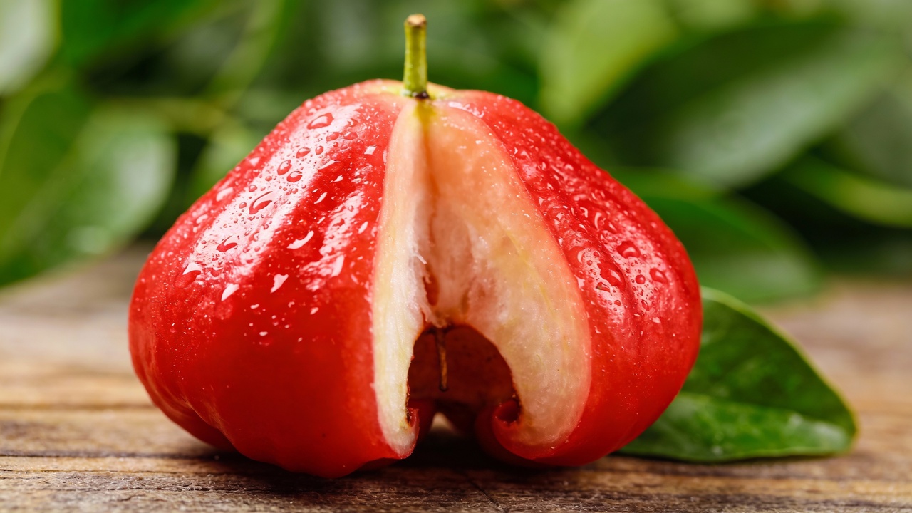 Essa fruta brasileira ajuda a manter a pele jovem e cheia de viço