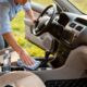 Como limpar a parte interna do carro com produtos da cozinha