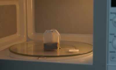 Colocar um saquinho de chá usado no micro-ondas: para que serve e por que funciona