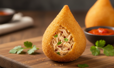 Essa coxinha com massa macia e recheio cremoso vai mudar o seu conceito do que é uma boa coxinha