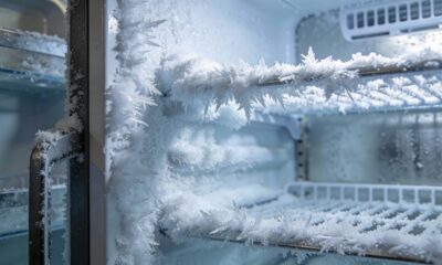 Adeus ao gelo acumulado no congelador: o truque simples com papel alumínio que resolve em minutos