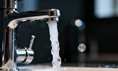 O que significa quando a água fica branca ao sair da torneira