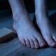Como cuidar dos pés em casa sem agredir a pele usando sabonete neutro e uma rotina rápida antes de dormir