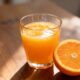 A mistura simples que faz o suco de laranja lembrar refrigerante natural