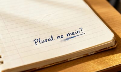 Essa palavra possui plural no meio, e não no final