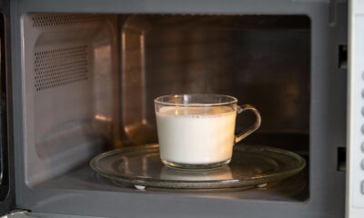 O risco escondido de aquecer leite no micro-ondas que quase ninguém percebe
