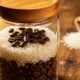Por que colocar um pote com arroz e café em casa e por que tanta gente recomenda