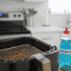 Use detergente e vinagre para limpar air fryer por dentro e eliminar o cheiro de queimado