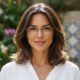 O melhor corte de cabelo para quem usa óculos que valoriza o olhar e rejuvenesce o rosto