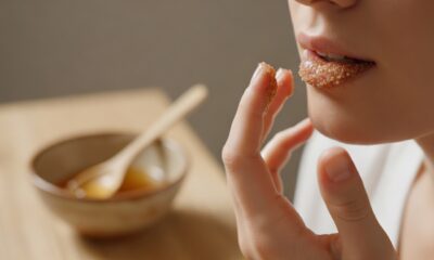 Mistura poderosa de esfoliante de mel e açúcar recupera sua boca em poucos minutos